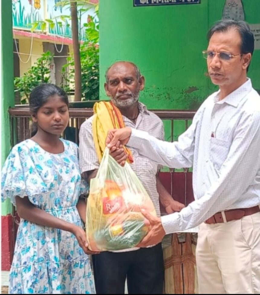 tb marijon ko poshan sahayata sadar chc mein paanch marijon ke beech food packet vitrit