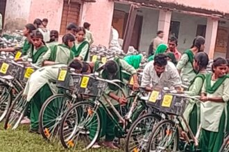 barharwa mein 283 chhatra-chhatraon ke beech cyclon ka vitran