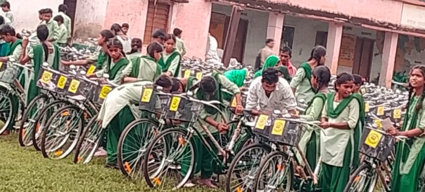 barharwa mein 283 chhatra-chhatraon ke beech cyclon ka vitran