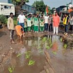 chundru ke paas jarjar sadak aur jaam se naraj graminon ka pradarshan, gaddhon mein dhaan ropkar jataya virodh