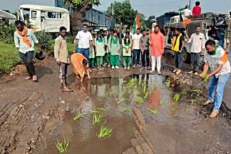chundru ke paas jarjar sadak aur jaam se naraj graminon ka pradarshan, gaddhon mein dhaan ropkar jataya virodh