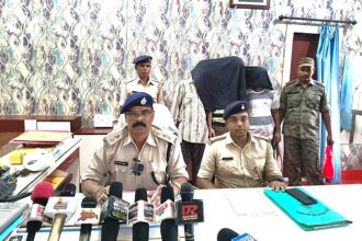 gas cylinder chori mamle ka khulasa, teen aaropi girftar; 64 silender, pickup va bike baramad