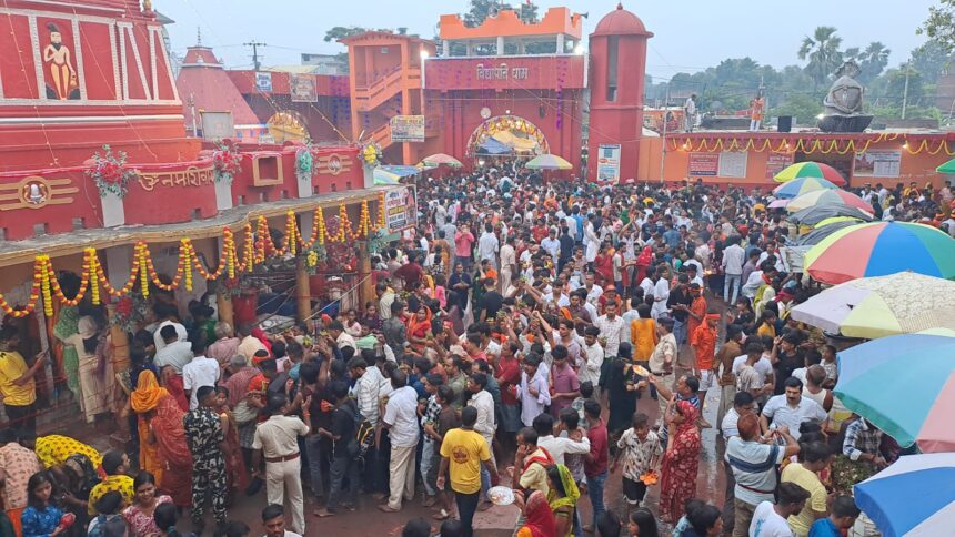 har-har mahadev ke jaighosh se shivmay hua vidyapatidham, pehli somvari va nagpanchmi par 50 hajar shraddhaluon ne kiya jalaabhishek
