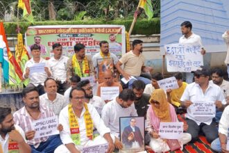 jpsc-jssc bharti ghotalon par jlkm ka hunkar, devghar samaharnalay par garje chhatra-yuva