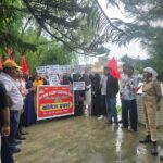 lkvd college tajpur ka aisa ne kiya gherav, shaikshanik arajakta va avaidh vasuli ke khilaf pradarshan