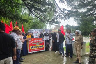 lkvd college tajpur ka aisa ne kiya gherav, shaikshanik arajakta va avaidh vasuli ke khilaf pradarshan