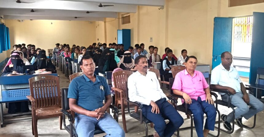 madhupur mahavidyalaya mein navpraveshi chhatron ka bhavya swagat