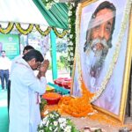 mukhyamantri hemant soren ne dishom guru shibu soren ki pratham punyatithi par di sraddhanjali, kaha- unka sangharsh aur vichar sadaiv amar rahenge
