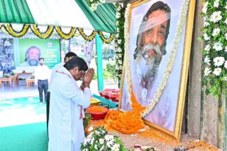 mukhyamantri hemant soren ne dishom guru shibu soren ki pratham punyatithi par di sraddhanjali, kaha- unka sangharsh aur vichar sadaiv amar rahenge