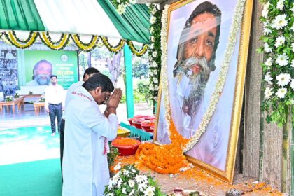 mukhyamantri hemant soren ne dishom guru shibu soren ki pratham punyatithi par di sraddhanjali, kaha- unka sangharsh aur vichar sadaiv amar rahenge