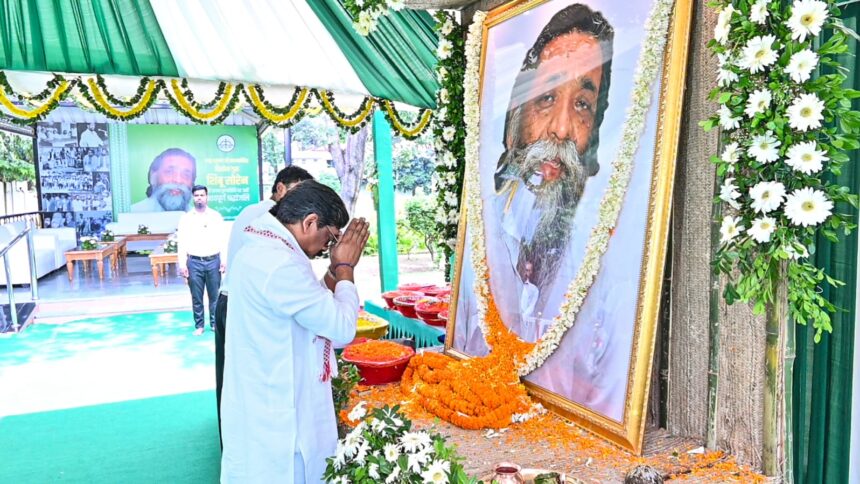 mukhyamantri hemant soren ne dishom guru shibu soren ki pratham punyatithi par di sraddhanjali, kaha- unka sangharsh aur vichar sadaiv amar rahenge