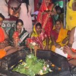 sawan ki pehli somvari par rajauliwasiyon ke jankalyan ke liye jila sanyojak ne saparivaar kiya rudrabhishek