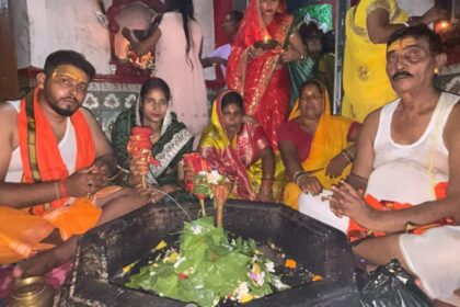 sawan ki pehli somvari par rajauliwasiyon ke jankalyan ke liye jila sanyojak ne saparivaar kiya rudrabhishek