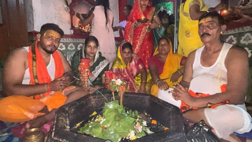 sawan ki pehli somvari par rajauliwasiyon ke jankalyan ke liye jila sanyojak ne saparivaar kiya rudrabhishek