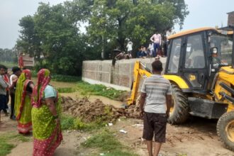 somwar ko hui bhari baarish se mahsai mohalla jalamgn, gharon mein ghusa pani ,atikraman se naali jaam thami pani nikasi