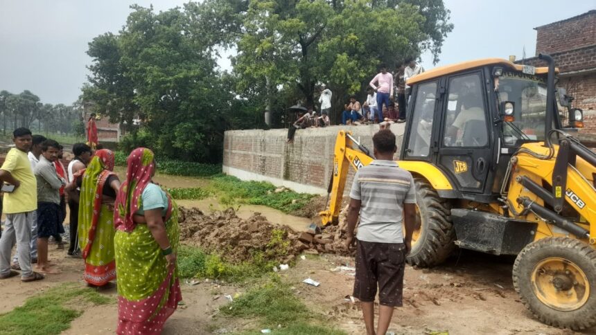 somwar ko hui bhari baarish se mahsai mohalla jalamgn, gharon mein ghusa pani ,atikraman se naali jaam thami pani nikasi