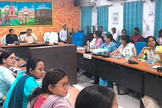 up vikas aayukt ne ki samaj kalyan vibhag ki yojanaon ki samiksha, anganbadi kendron ki suvidhaen durust karne ke diye nirdesh