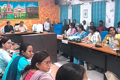 up vikas aayukt ne ki samaj kalyan vibhag ki yojanaon ki samiksha, anganbadi kendron ki suvidhaen durust karne ke diye nirdesh