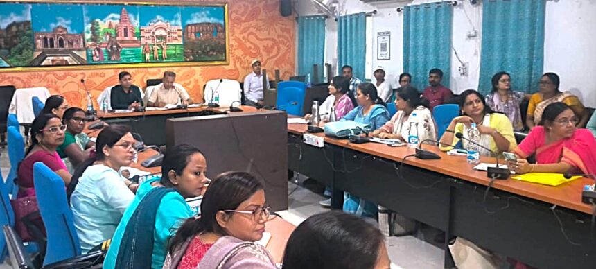 up vikas aayukt ne ki samaj kalyan vibhag ki yojanaon ki samiksha, anganbadi kendron ki suvidhaen durust karne ke diye nirdesh